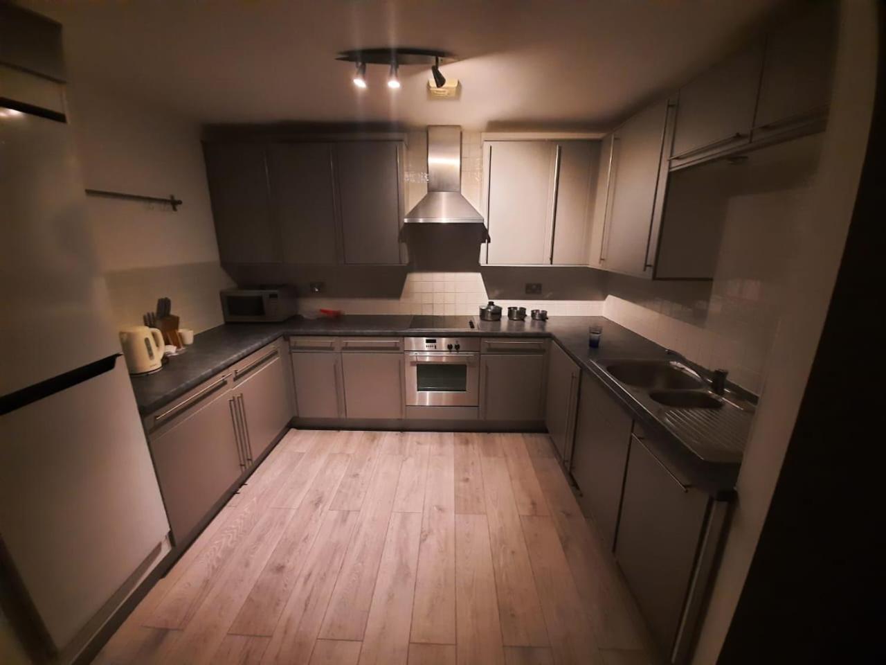 Room In Cardiff City Center - Swiftstay Экстерьер фото